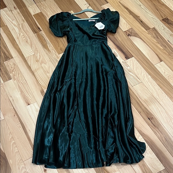 Ivy City Co Dresses & Skirts - Ivy City Co Tessie Dress in Deep Green